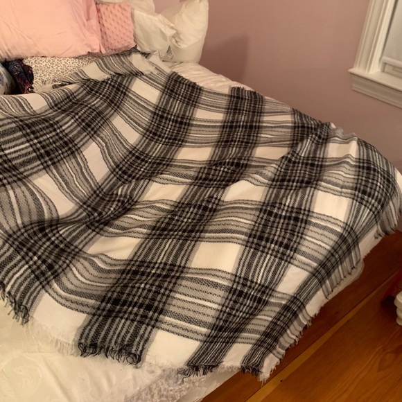 black and white scarf!! - Picture 2 of 3